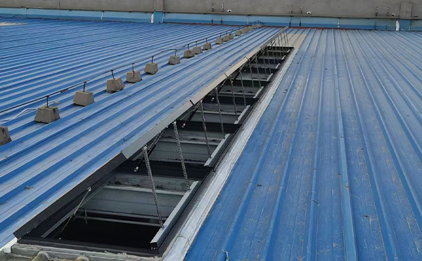 某城市大型商业综合体中庭拜城排烟窗工程