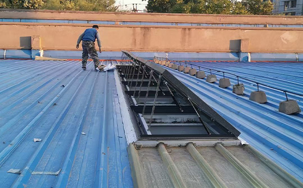 某区域性物流仓储中心拜城排烟窗系统安装项目