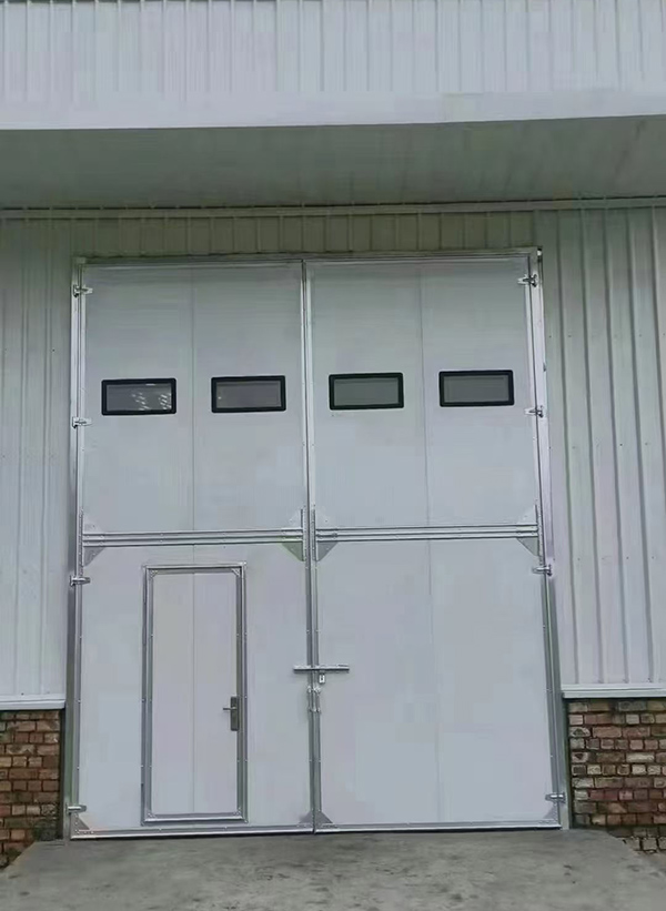 拜城工业门在设备装配车间出入口的实施记录